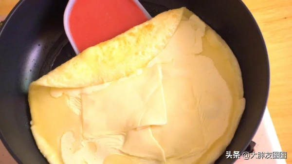 原以為是個蛋卷,一刀切開,口水直流 原以為是個蛋卷,一刀切開,口水直流