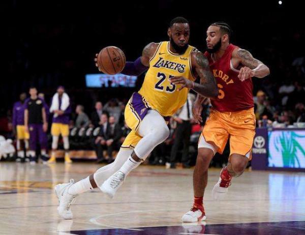 勒布朗詹姆斯如果不去抱團，會奪得總冠軍嗎？