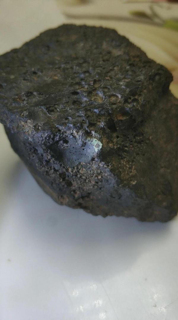 石隕石身上脫落的單質鐵鎳金屬顆粒形狀如何? 石隕石身上脫落的單質鐵鎳金屬顆粒形狀如何?