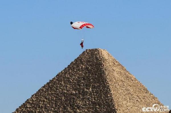 在金字塔上跳傘，夠硬核