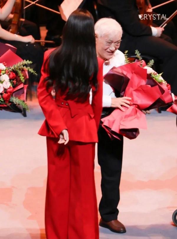 唐嫣“明星臉”徹底消失！穿裙裝變“央視臉”顏值開掛，央視範足