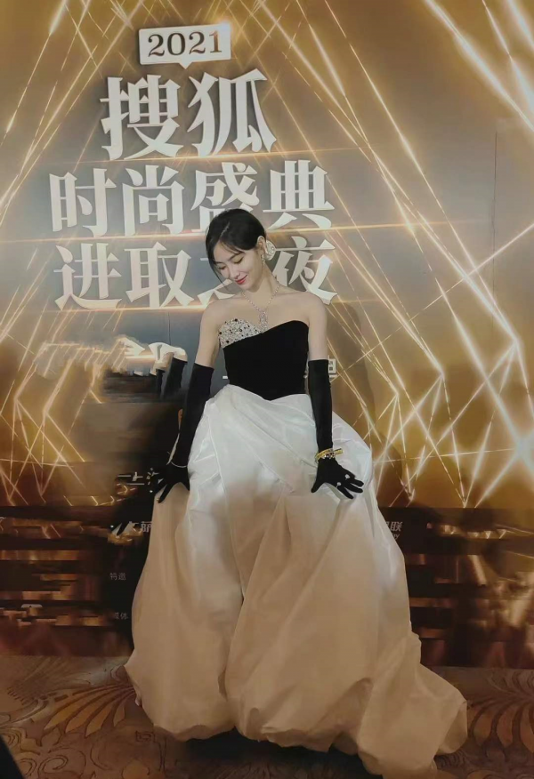 時尚盛典女星生圖：baby清冷，蔡少芬笑出法令紋，婁藝瀟發福明顯