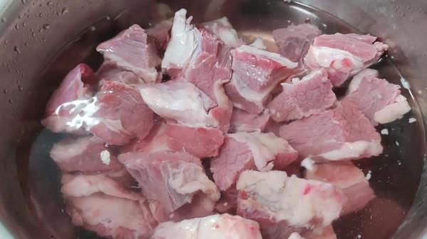 回民燉牛肉好吃的秘訣都在這裡，如何焯水有講究，五個獨家竅門