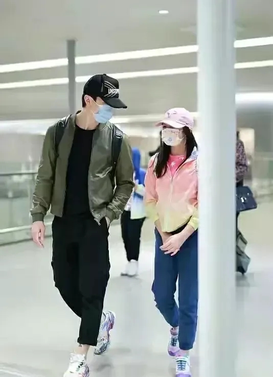 吳尊一家幸福亮相,妻子穿著低調走在一旁,女兒氣質不輸媽個挺高 吳尊一家幸福亮相,妻子穿著低調走在一旁,女兒氣質不輸媽個挺高