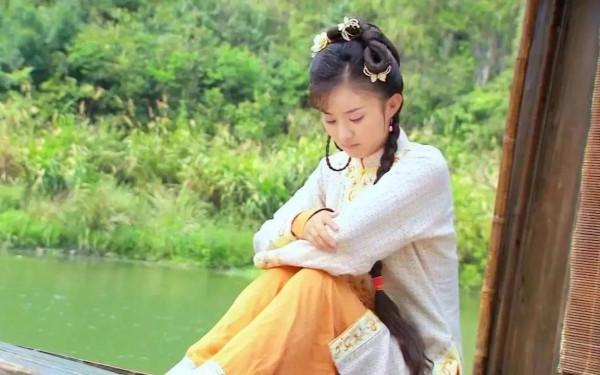 趙麗穎新還珠格格演的晴兒,算穎寶所有古裝劇裡比較華麗的造型了 趙麗穎新還珠格格演的晴兒,算穎寶所有古裝劇裡比較華麗的造型了