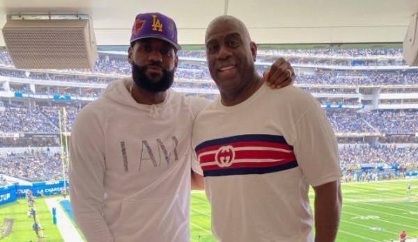 魔術師轉發和詹姆斯的合影:合計9個總冠軍&;7個MVP&;7個FMVP 魔術師轉發和詹姆斯的合影:合計9個總冠軍&;7個MVP&;7個FMVP