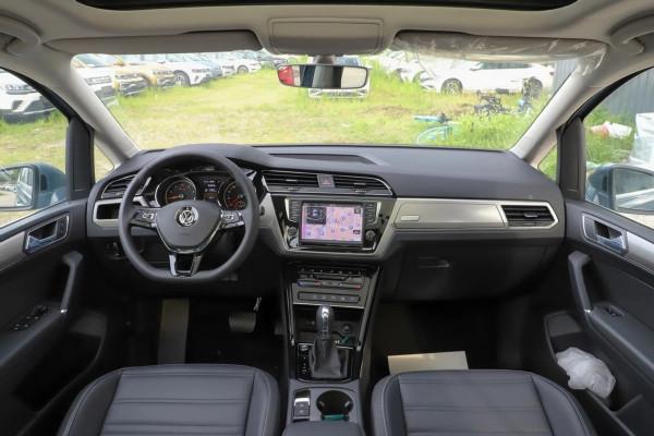 15&period;18萬起售，配1&period;4T發動機，油耗低至6L，實拍上汽大眾途安L