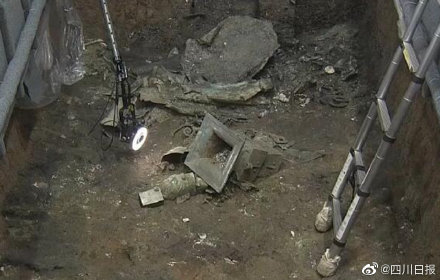 三星堆出土文物近萬件 8號坑初現國寶級大型青銅器 三星堆出土文物近萬件 8號坑初現國寶級大型青銅器