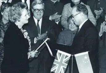 香港迴歸當夜，英國搞小動作，升旗手朱濤：鼻孔塞棉花，滿嘴是血