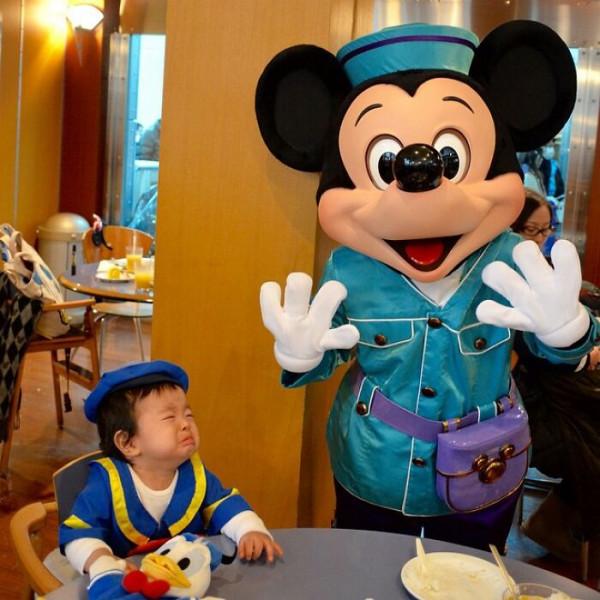 可愛的孩子們穿著媽媽為他們製作的手工服裝 可愛的孩子們穿著媽媽為他們製作的手工服裝