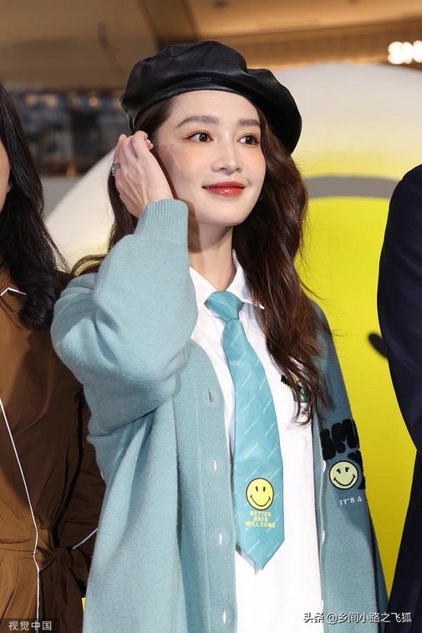 李沁穿薄荷綠針織衫時髦俏麗 戴貝雷帽淺笑溫柔甜美