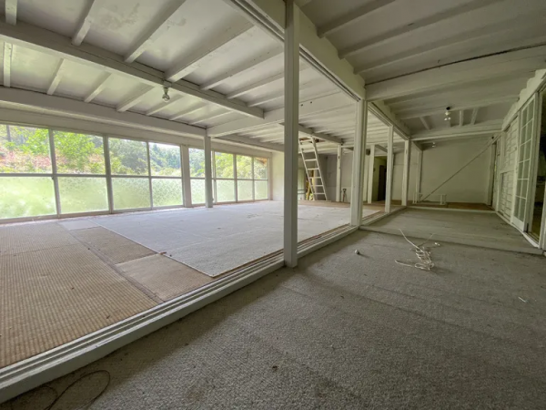 日本大哥花幾萬塊在荒野買了棟房子，居然還附贈小橋河流和瀑布？