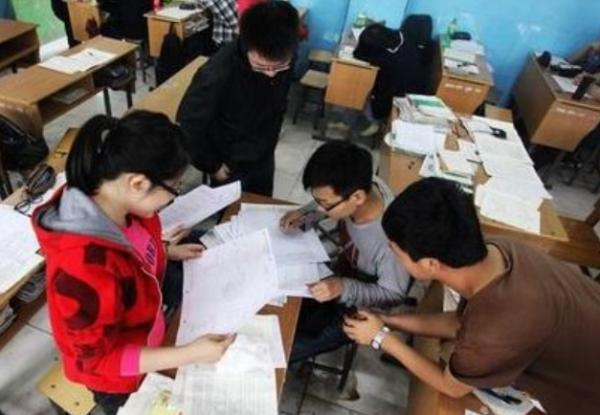 進入高中後,女生成績容易下滑,班主任直言多半是4個原因造成的 進入高中後,女生成績容易下滑,班主任直言多半是4個原因造成的