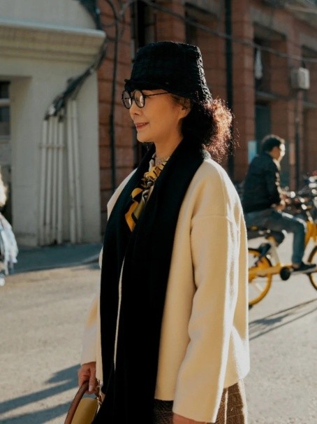 “慢下來”的時尚更高階！60+媽媽優雅不輸三木，風格卻大不相同