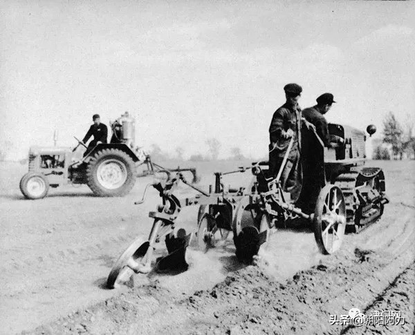 五十年代催人奮進的老照片：毛主席來到十三陵水庫參加義務勞動