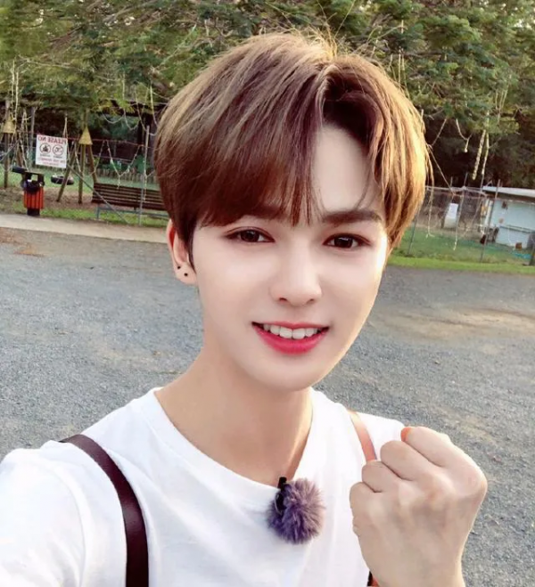 動真格！人手一把佩劍，帥炸背後有深意