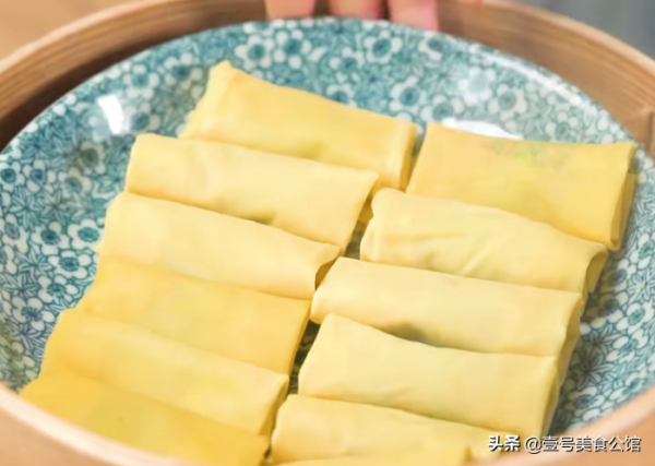 雞汁特色的薺菜百葉捲,鮮嫩好吃,營養美味,老少皆宜的美食 雞汁特色的薺菜百葉捲,鮮嫩好吃,營養美味,老少皆宜的美食