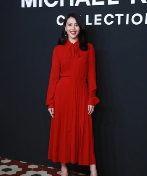 41歲高圓圓穿紅裙子絕了!戴耳環個性十足,鞋子卻意外老氣 41歲高圓圓穿紅裙子絕了!戴耳環個性十足,鞋子卻意外老氣