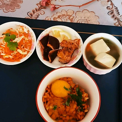 減脂營養早餐：香煎魚塊、納豆拌飯清涼拌菜、豆腐鮮蔬湯