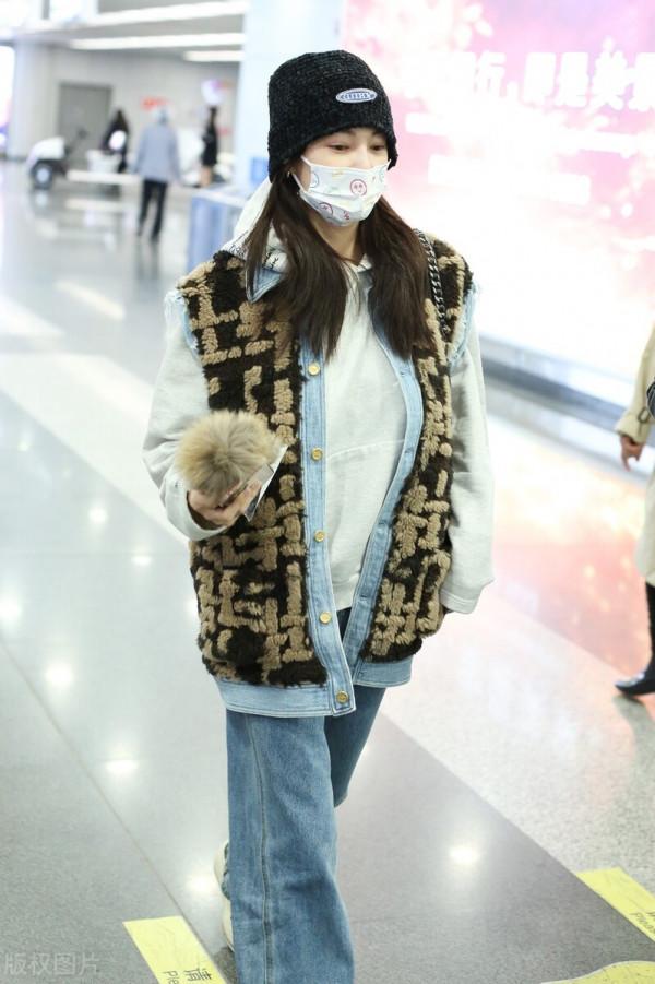 張雨綺穿毛茸馬甲搭配牛仔褲,戴毛線帽溫暖時髦 張雨綺穿毛茸馬甲搭配牛仔褲,戴毛線帽溫暖時髦