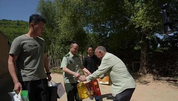 丈夫因川藏救援犧牲,軍嫂照顧公婆12年:兒子考上國防科技大學 丈夫因川藏救援犧牲,軍嫂照顧公婆12年:兒子考上國防科技大學