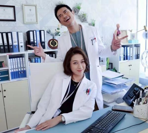 有心思！TVB《星空下的仁醫》海報曝光，演員真實童年照暗藏其中