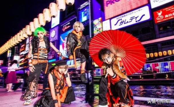 極具視覺衝擊力的日式爆裂美學，肆意而浪漫