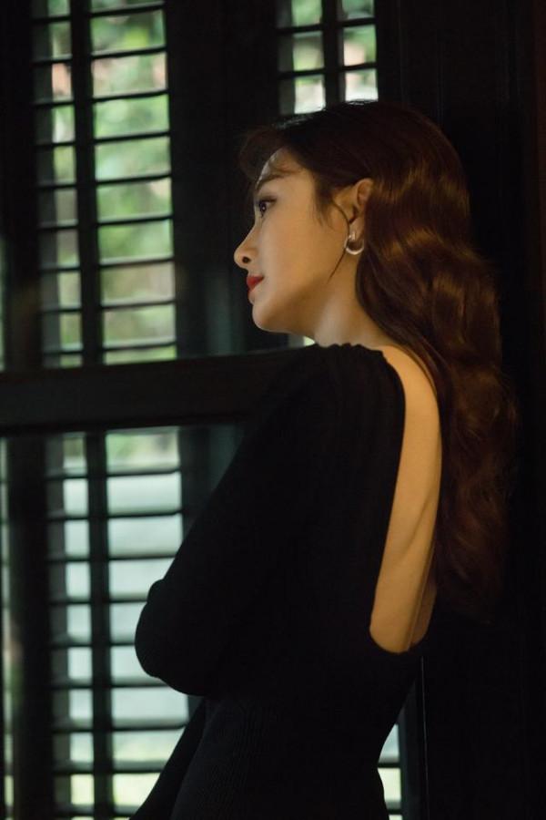 秦嵐努力拼收視，穿緊身裙出席《突圍》釋出會，這身材真不像阿姨