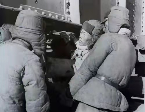 “人螺絲”史阜民：用身體做鋼軌螺釘，保證18列軍車全部安全透過