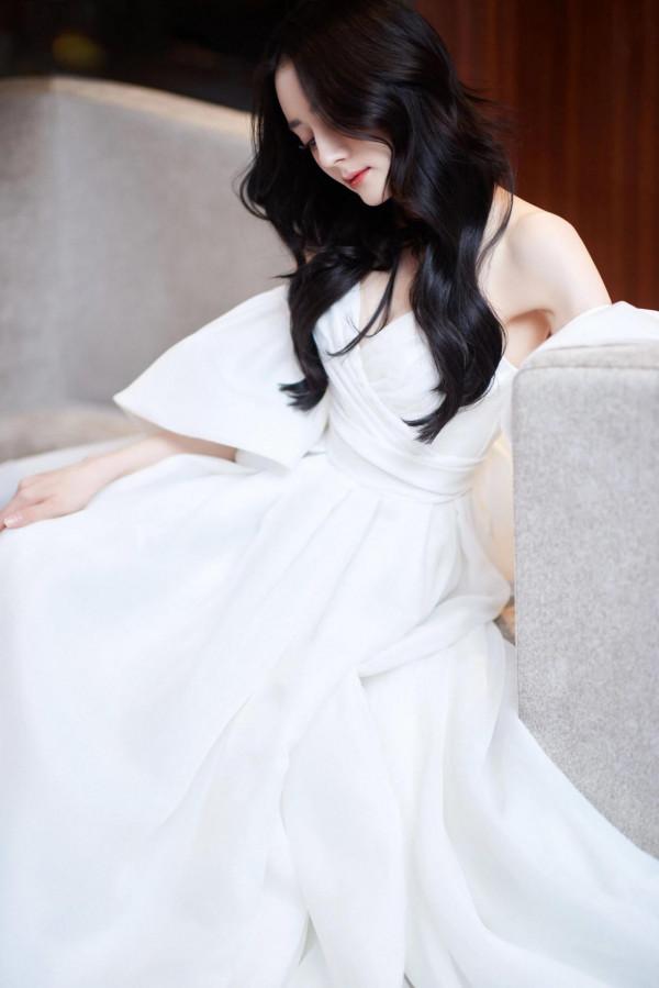 熱巴美出圈的禮服造型