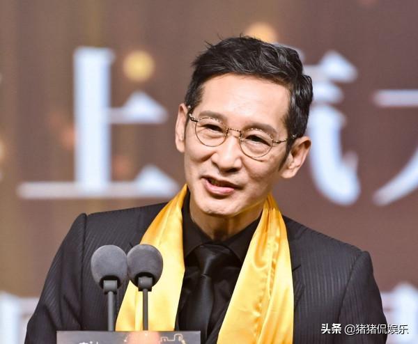 任嘉倫再得大獎，與唐國強王勁松同框，華鼎獎惹爭議，被指責霸屏