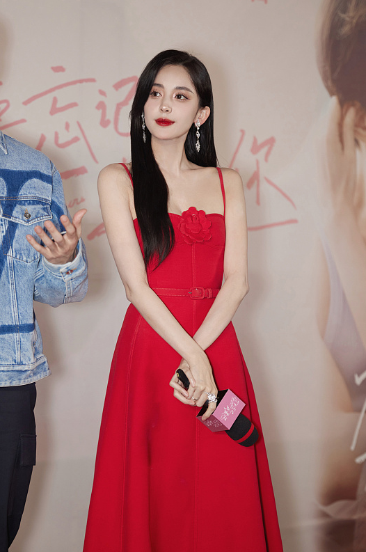 真替女明星捏把汗，娜紮在大冷天穿吊帶裙出席活動，看著都挺冷的