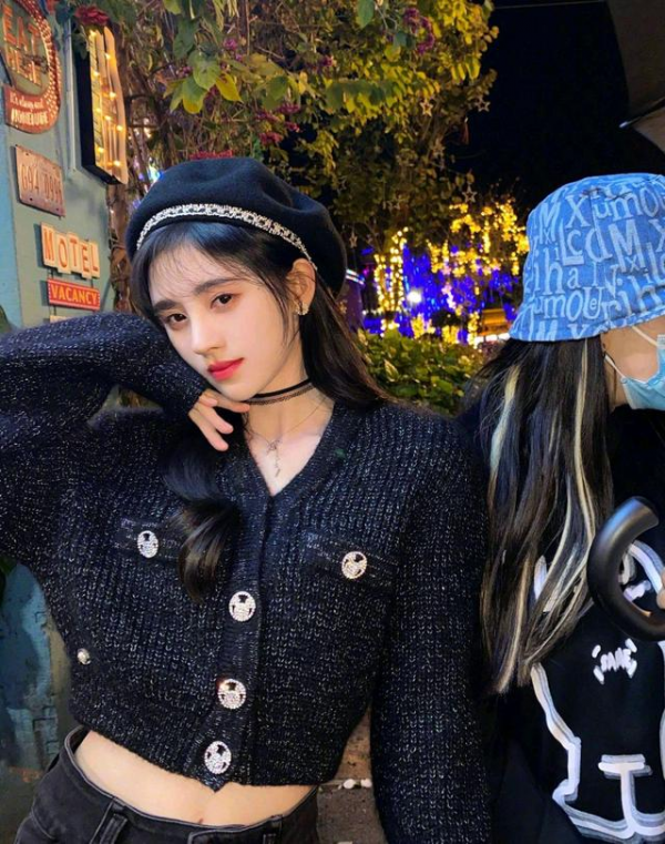 蔣勤勤人到中年太會穿了,小香風外套配牛仔褲走機場,顯貴又時髦 蔣勤勤人到中年太會穿了,小香風外套配牛仔褲走機場,顯貴又時髦