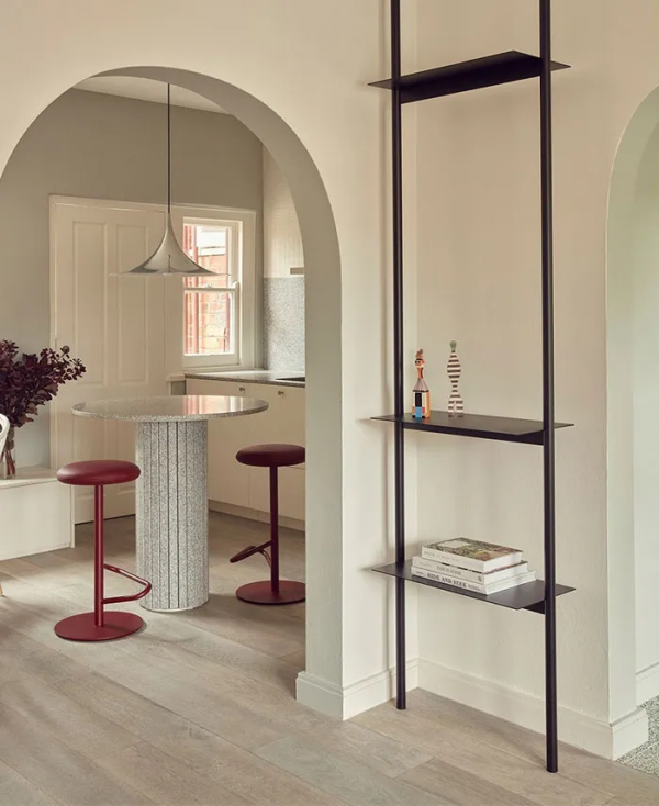 為了呼應周邊環境的雅緻與浪漫,整個家都用奶油色系進行了裝飾 為了呼應周邊環境的雅緻與浪漫,整個家都用奶油色系進行了裝飾