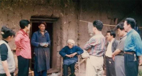 四川白毛女：深山孤苦17年，渾身赤裸當野人，下山後生下一兒一女