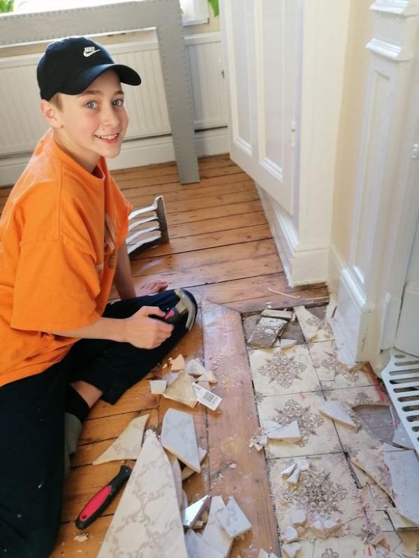 英國母子住進一處房子，半年後翻開地板，發覺下面藏了張紙條