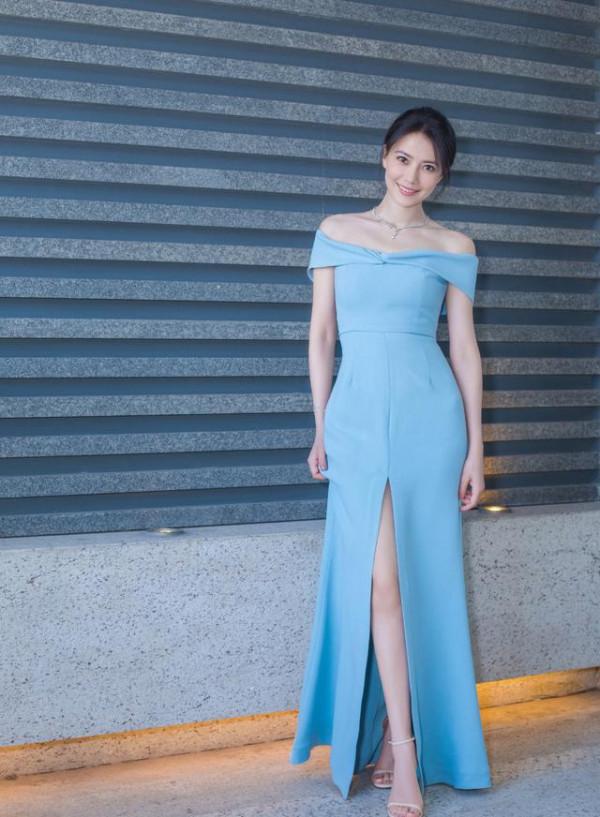 高圓圓很適合穿藍裙子，膚白貌美氣質清純，趙又廷眼光真好