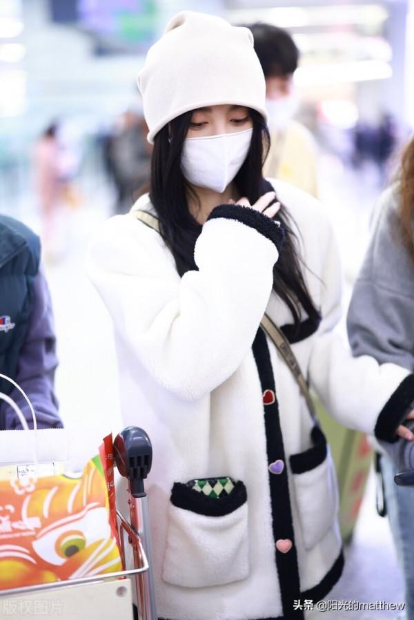 街拍：鞠婧禕白色羊羔絨開衫&plus;騎士靴&plus;手袋精緻可愛