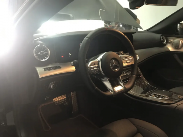 事故精修過的賓士E53 AMG,但仍然逃不過檢測師傅的火眼金睛 事故精修過的賓士E53 AMG,但仍然逃不過檢測師傅的火眼金睛