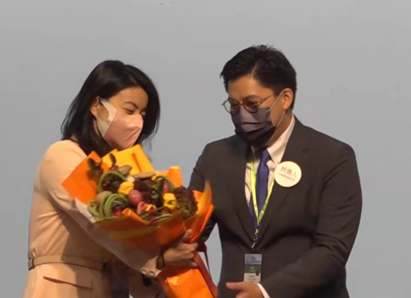 郭晶晶太給霍啟剛長臉！穿收腰西裝捧蔬菜花束為老公慶祝，超得體