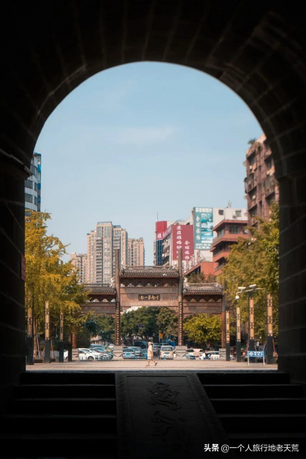 苦等5年終通高鐵！這座比成都還巴適的酒城，為了吃也要去一趟