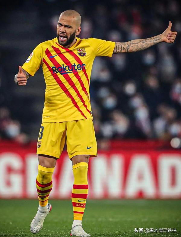 登貝萊遊離全隊之外，38歲的阿爾維斯當益壯，重建路巴薩需耐心