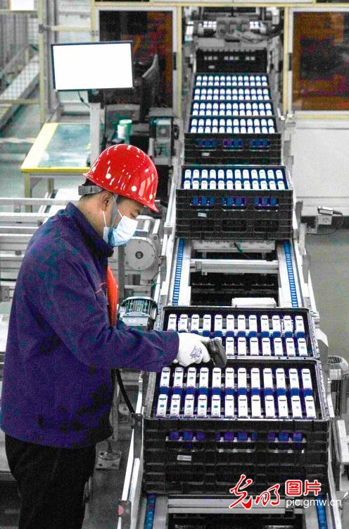 河北唐山：新能源汽車電池加緊生產