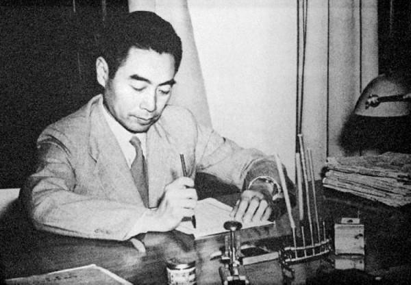 1931年周恩來在汕頭一旅館休息，牆上黃埔合影照提醒他：立即轉移