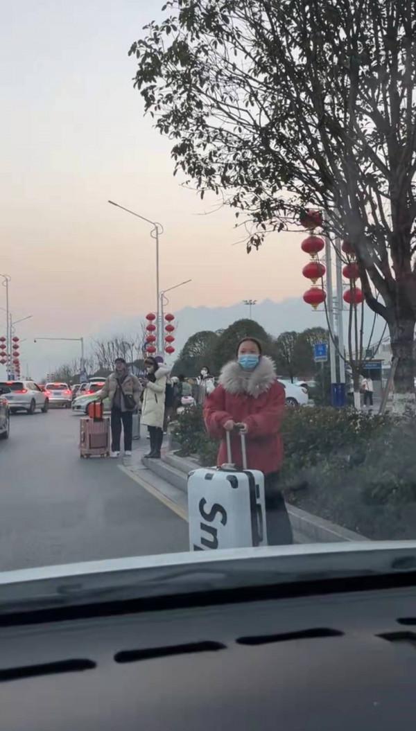 一女生帶男友回家，家長：吞金獸回來了，把別人家的豬也帶回來了