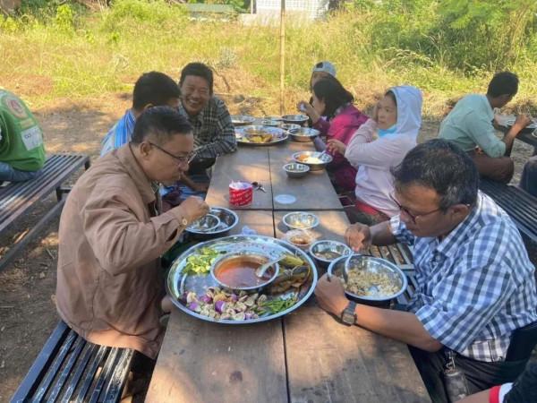 緬甸仰光、曼德勒、臘戌等多地街頭的這一幕幕，溫暖得讓人想哭