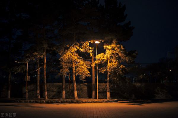 夜深人靜 樓上傳來了爭吵聲 鄰居卻說那是空房子 夜深人靜 樓上傳來了爭吵聲 鄰居卻說那是空房子