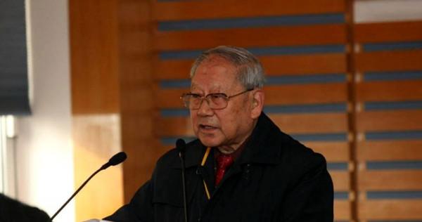 他擔任了七年海軍副司令，59歲升中將，曾對軍服表達不滿