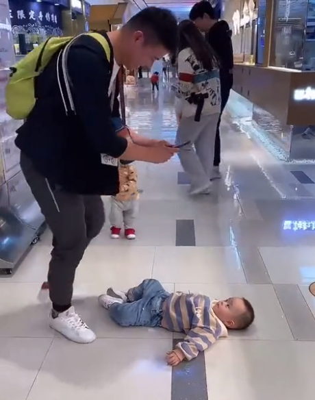 專治不服！山東一萌娃躺地上撒潑耍賴，爸爸的做法讓萌娃瞬間害羞