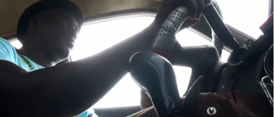 非洲堵車有多嚴重？收費站至少堵10天，公交車可以直接插隊走